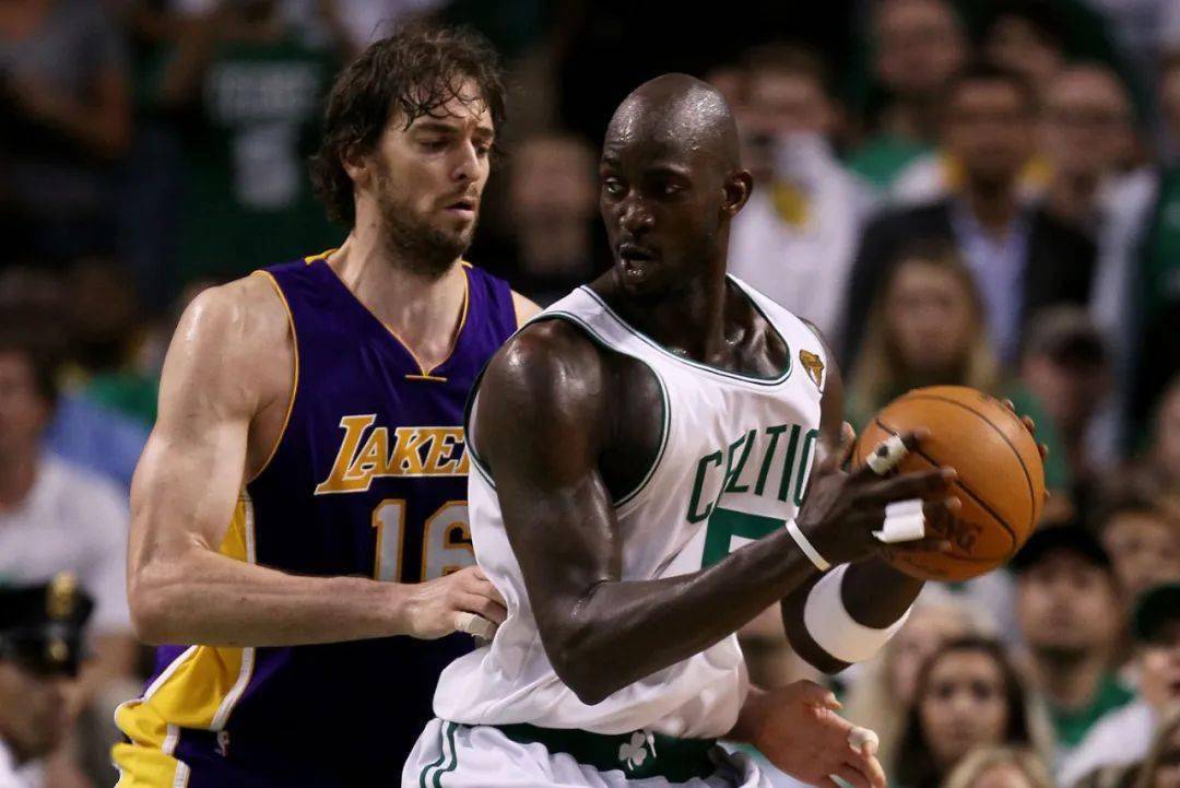 捧起了奖杯 捧起了奖杯